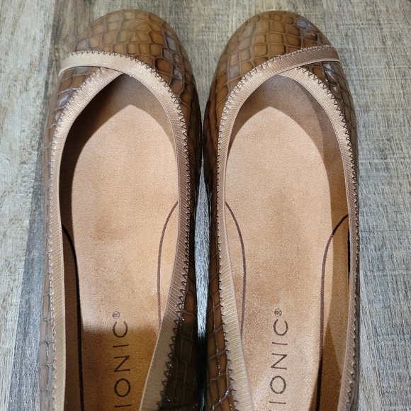 Vionic Women's Brown Croc-Embossed Flats - Picture 7 of 10